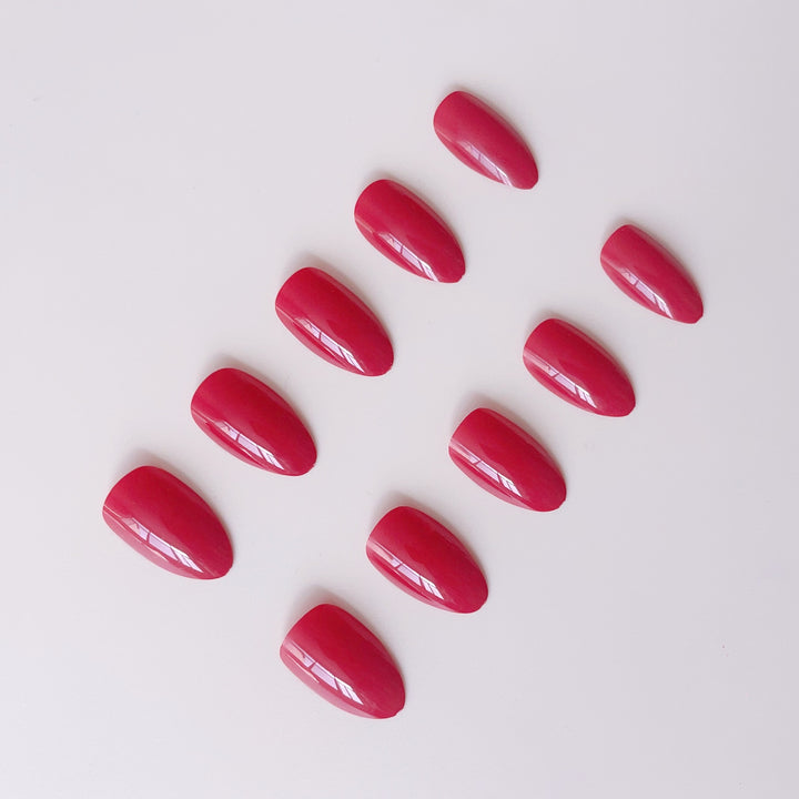 Kunstnagelset mit glänzenden, spitzen Akzenten Karnz