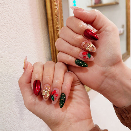 Kunstnagelset mit festlichen Schmuckdetails Karnz