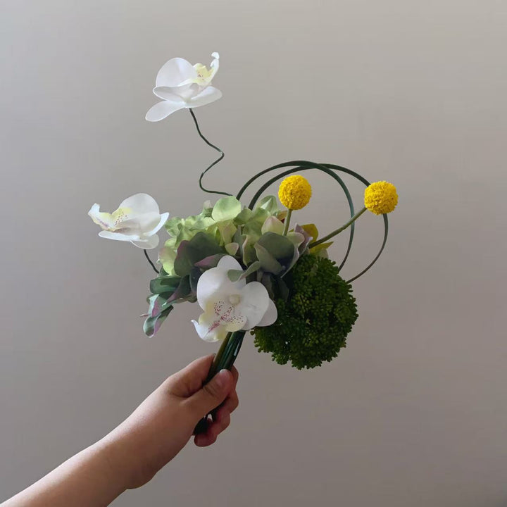 Elegante falsche Blumenanordnung