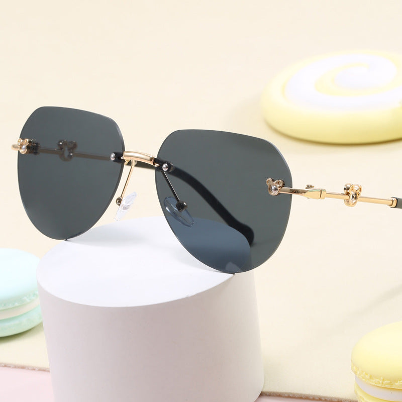 Damen leichte geometrische Sonnenbrille mit einzigartigem Rahmen und verspiegelten Gläsern Karnz