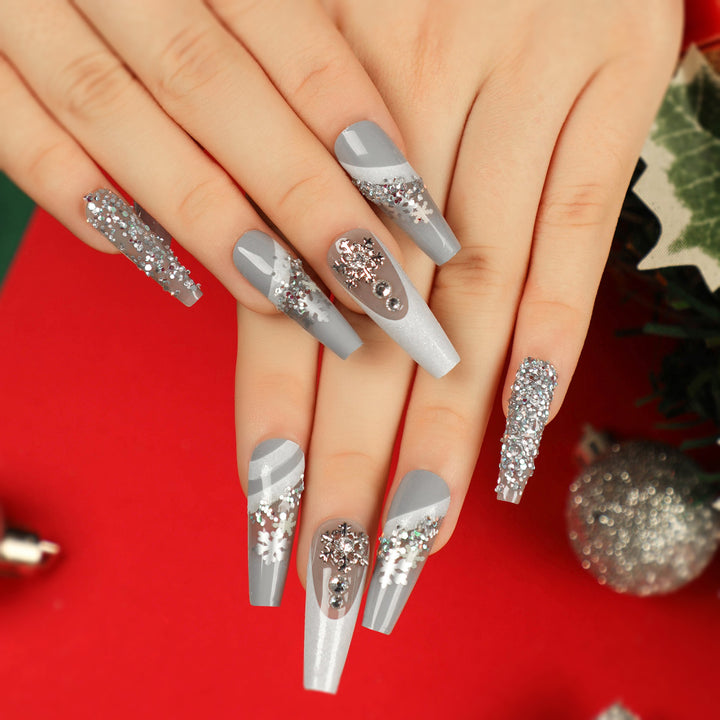 Elegante Kunstnägel mit Glitzer- und Schnee-Design Karnz