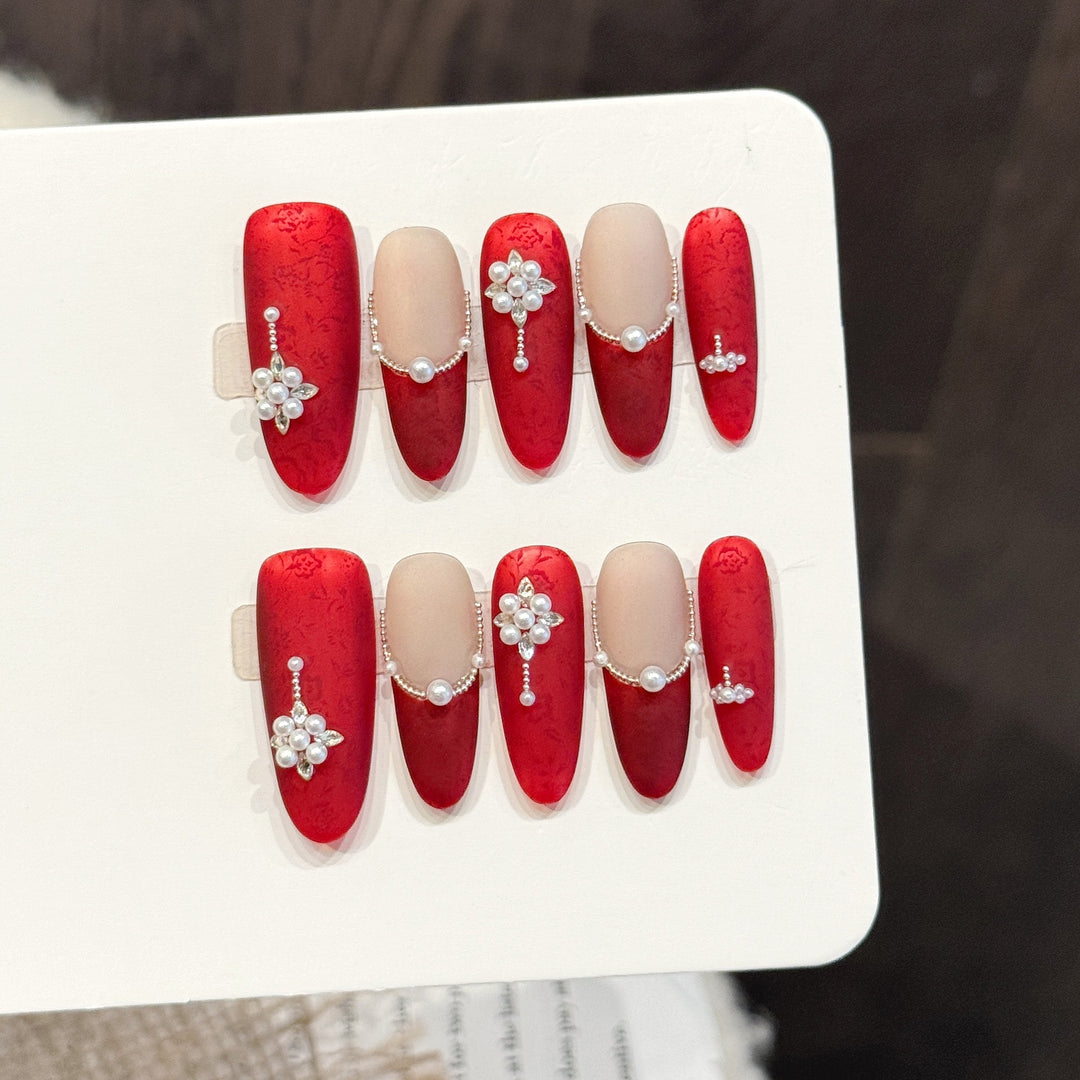 Luxuriöses dekoratives Press-On-Nagelset mit Edelsteinakzenten