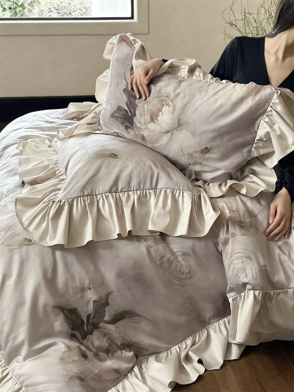 Luxuriöses Satin-Bettwäsche-Set mit Rüschen und Aquarell-Blumen