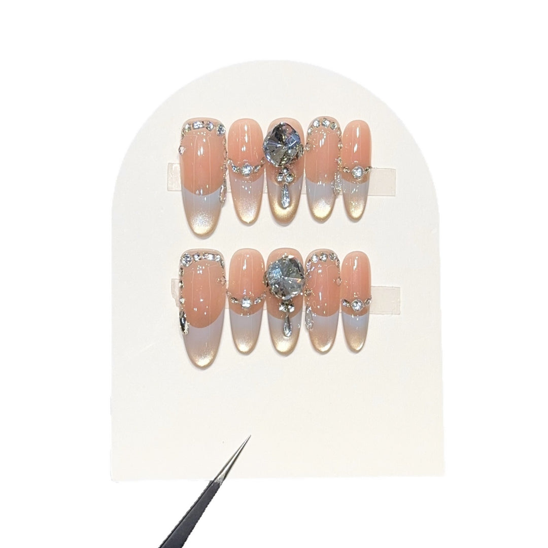 Kunstnägel mit Eleganten Strass-Akzenten Karnz