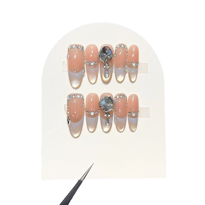 Kunstnägel mit Eleganten Strass-Akzenten Karnz