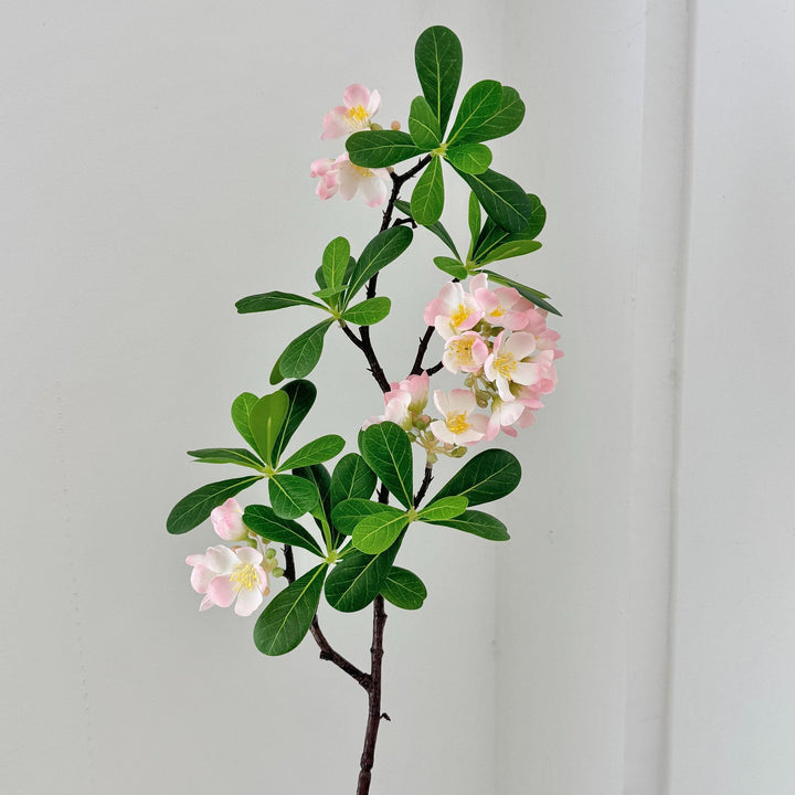 Künstlicher Blütenzweig mit feinen rosa Blüten und lebendigen Blättern Karnz