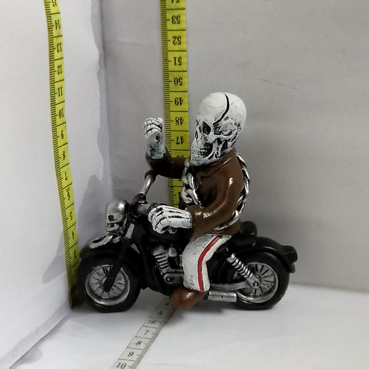 Gruselige Motorradfigur Karnz