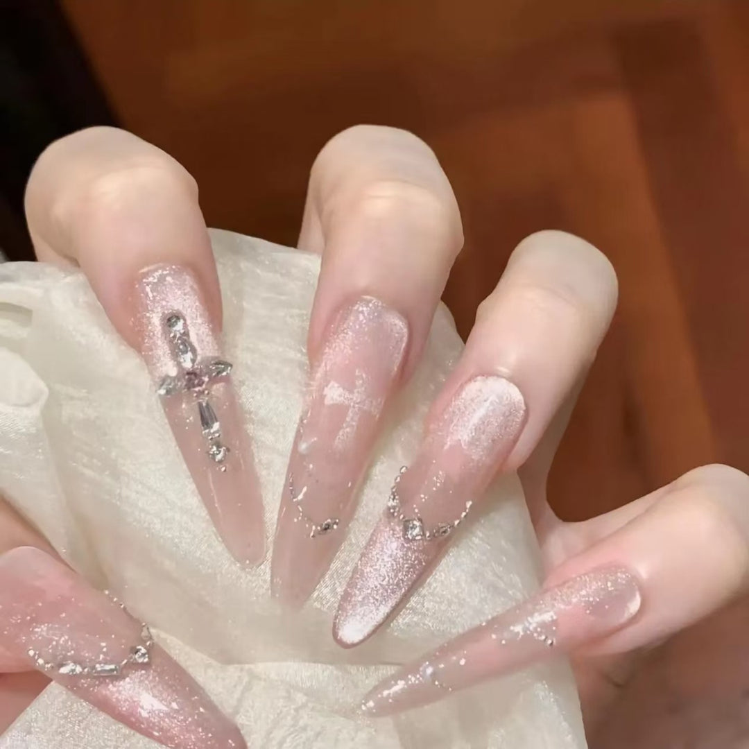 Glamouröse Stiletto-Nagelerweiterungen mit Strass-Akzenten