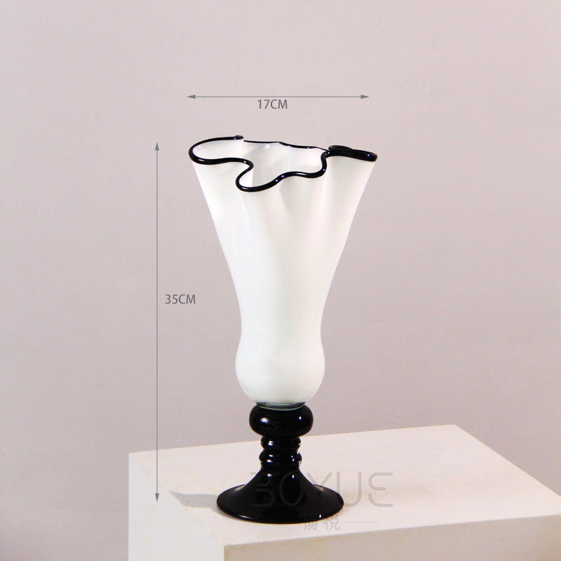 Mouthblown gerippte Podest Kunstglas Trompetenvase Karnz