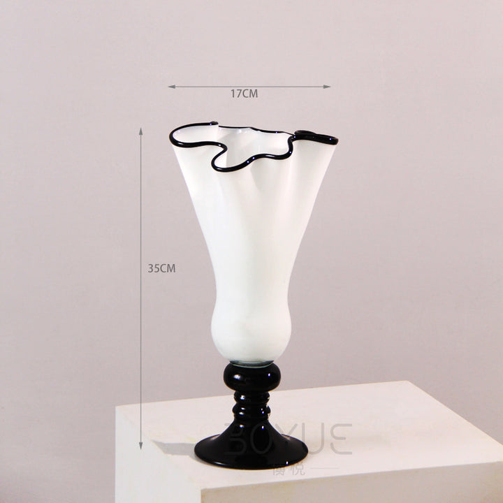 Mouthblown gerippte Podest Kunstglas Trompetenvase Karnz