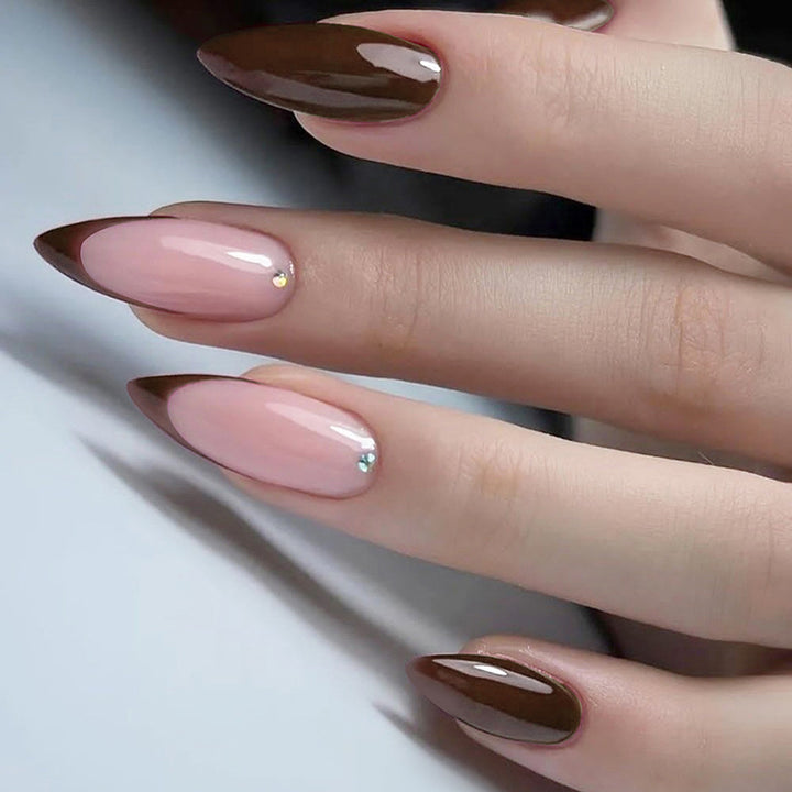 Kunstnagelset mit glamourösen Hochglanz-Designs Karnz