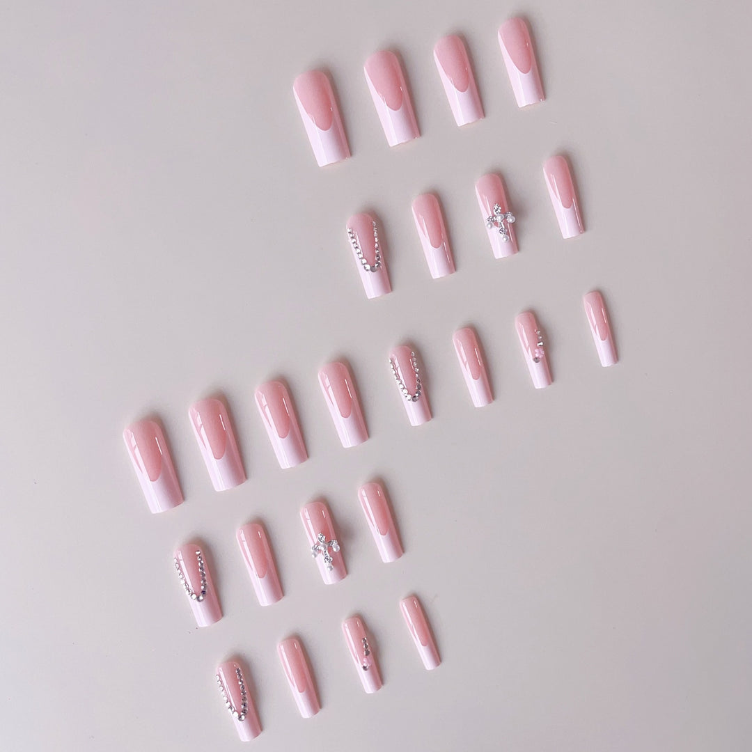 Kunstnagelset mit glamourösen Strassverzierungen und eleganten französischen Spitzen Karnz
