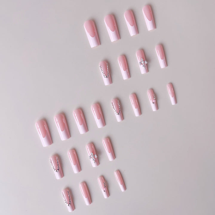 Kunstnagelset mit glamourösen Strassverzierungen und eleganten französischen Spitzen Karnz