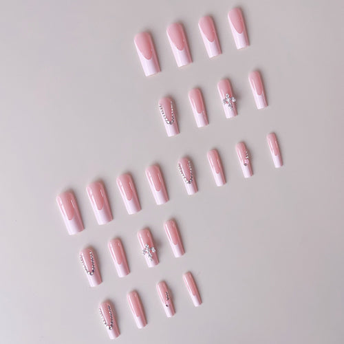 Kunstnagelset mit glamourösen Strassverzierungen und eleganten französischen Spitzen Karnz