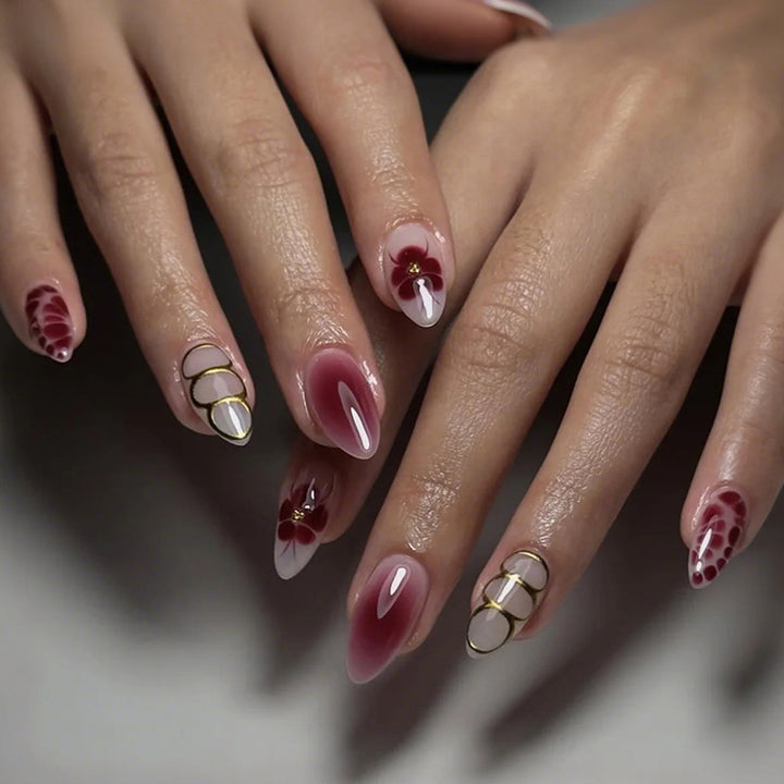 Kunstnagelset mit kunstvollen Blüten- und geometrischen Details Karnz