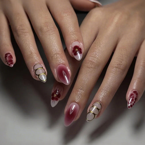 Kunstnagelset mit kunstvollen Blüten- und geometrischen Details Karnz