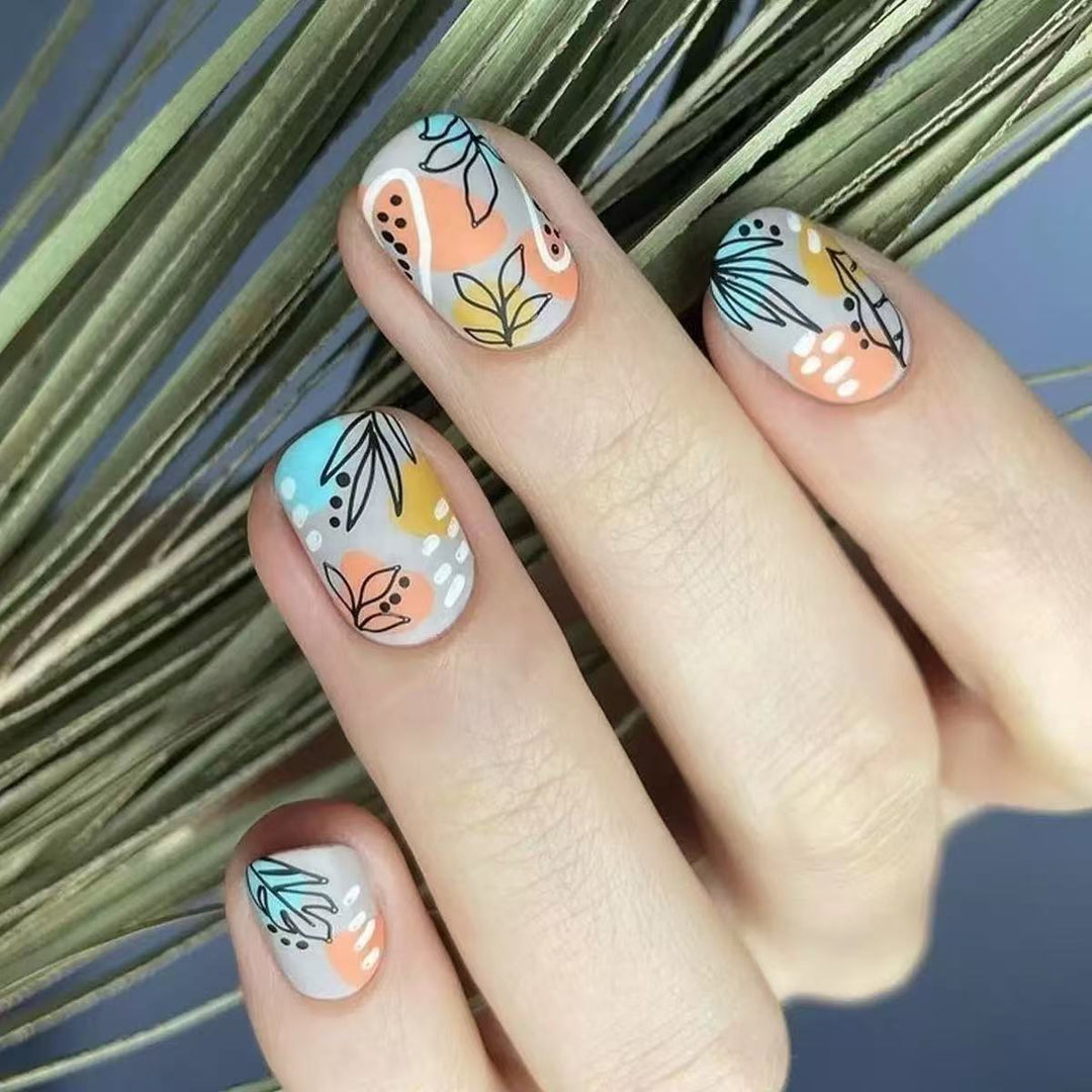 Kunstnagelset mit floralen Akzenten und kreativem Design Karnz