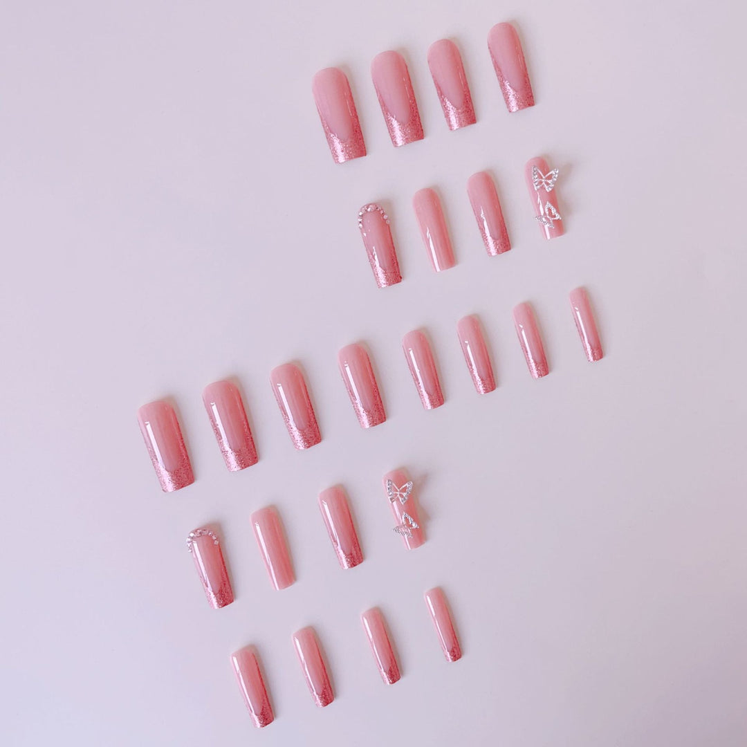 Kunstnagelset mit funkelnden Glitzer-Effekten und eleganten 3D-Verzierungen Karnz