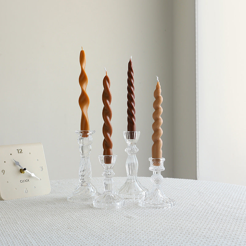 Gedrehte konisch dekorative Kerzen Set mit skulptierten Glas Haltern