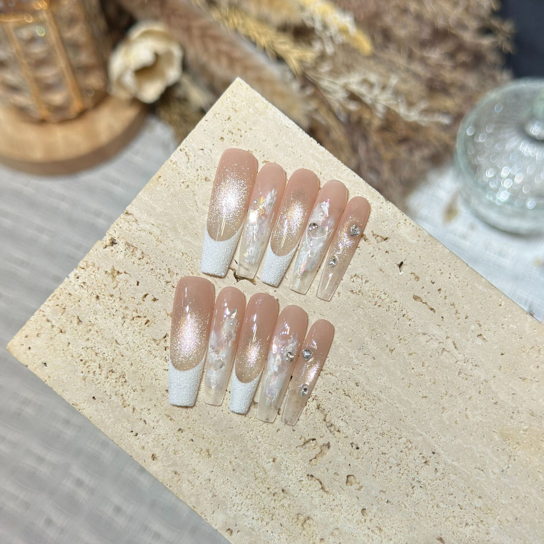 Elegantes Press-On-Nail-Set mit floralen und Edelsteinakzenten Karnz