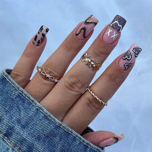 Kunstvolle Nagelverlängerungen im eleganten Design mit Goldakzenten Karnz