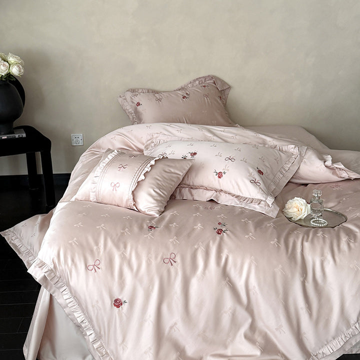 Luxuriöse Satin-Bettwäsche Garnitur mit Zarter Blumenstickerei und Volant