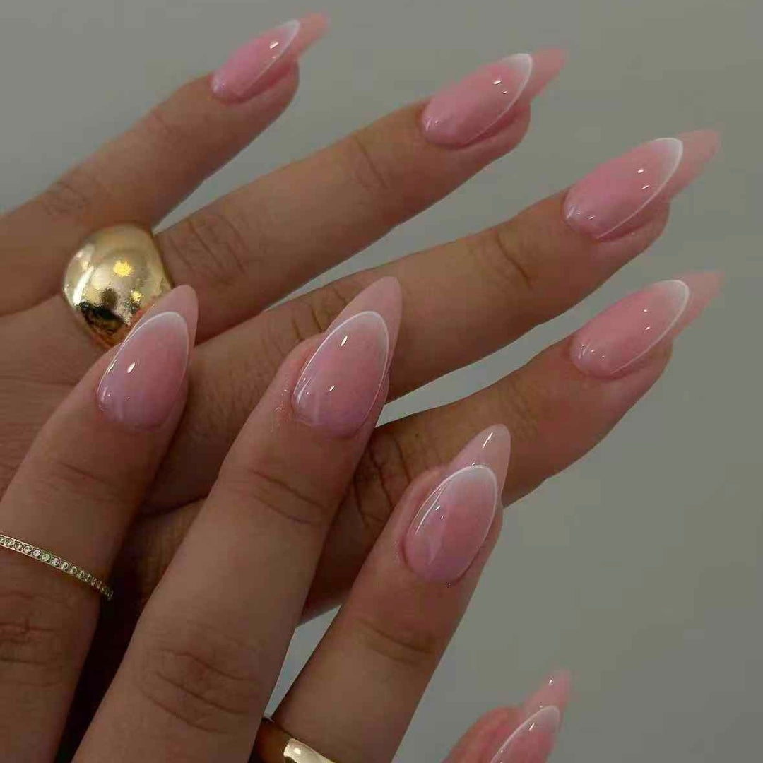 Luxuriöses Kunstnagelset mit elegantem French Design Karnz