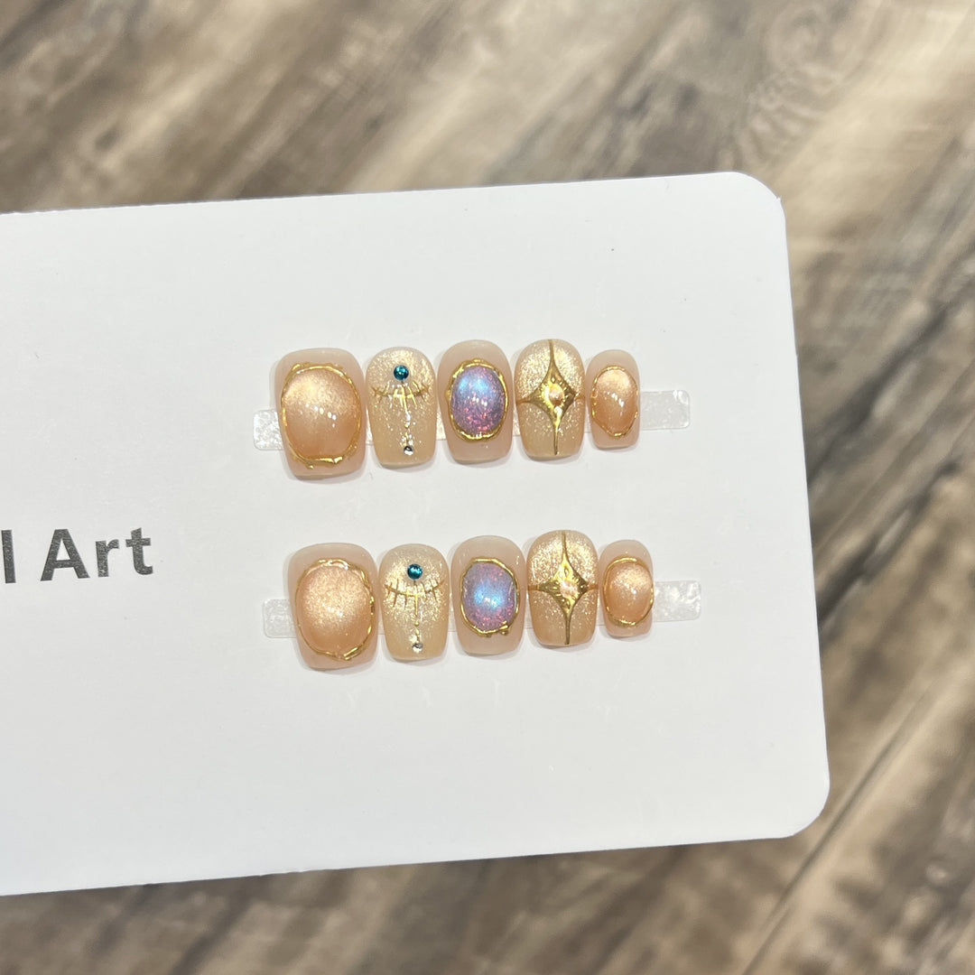 Dekoratives Press-On Nagelkunst-Set mit schimmernden Edelsteinakzenten Karnz