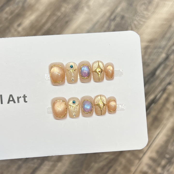 Dekoratives Press-On Nagelkunst-Set mit schimmernden Edelsteinakzenten Karnz