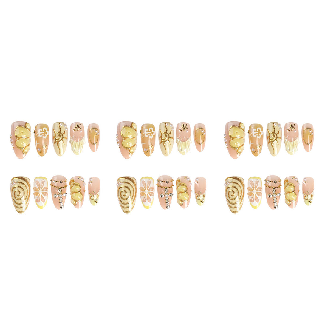 Kunstnagelset mit eleganten floralen Verzierungen Karnz