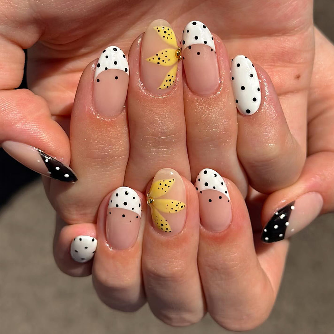 Künstlerische Press-On Nägel mit Blumen- und Punkte-Designs Karnz