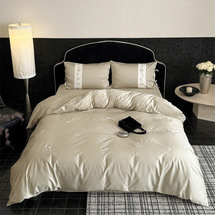 Luxuriöses Satin-Bettwäscheset mit bestickten Blütenapplikationen und Nackenrolle Karnz