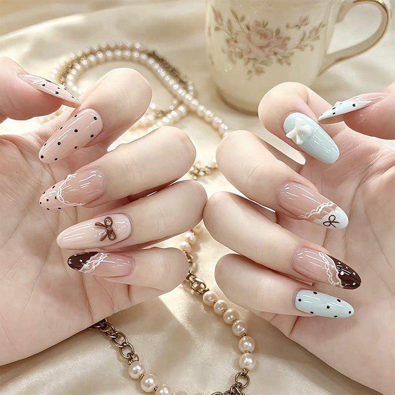 Kunstnagelset mit eleganten Akzenten und feinen Designs Karnz