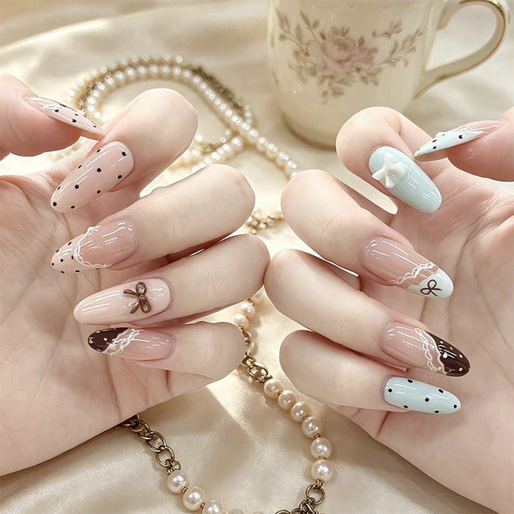 Kunstnagelset mit eleganten Akzenten und feinen Designs Karnz