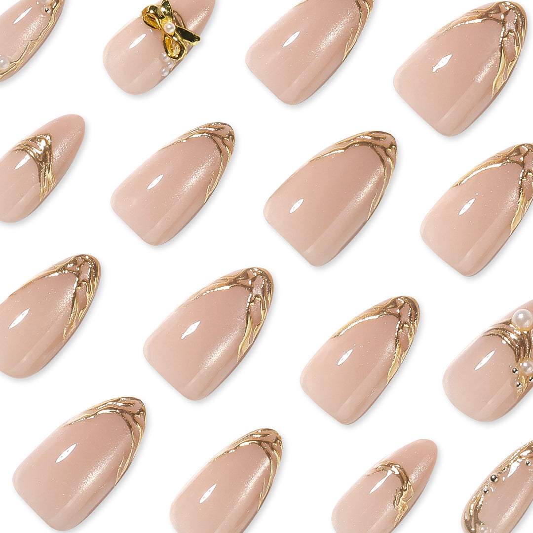 Glamouröse Nagelkunst mit Gold-Akzenten Karnz