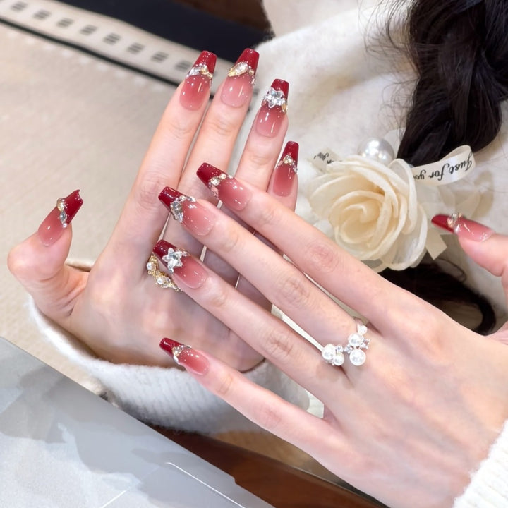 Künstlerisches Press-On-Nagelset mit verspielten Charakterdesigns Karnz