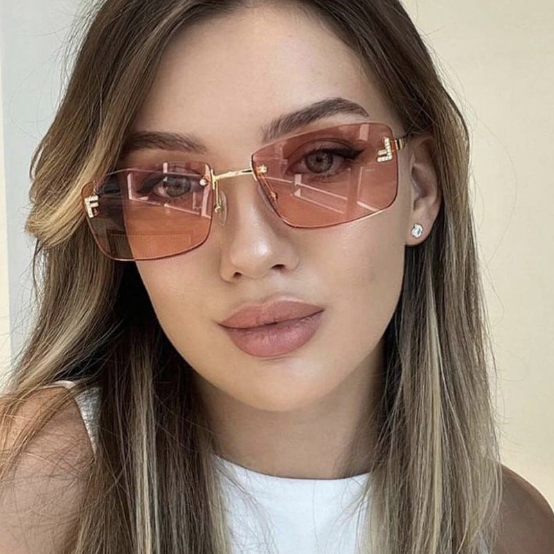 Damen quadratische Sonnenbrille mit elegantem goldenen Rahmen und stylishen Gläsern Karnz