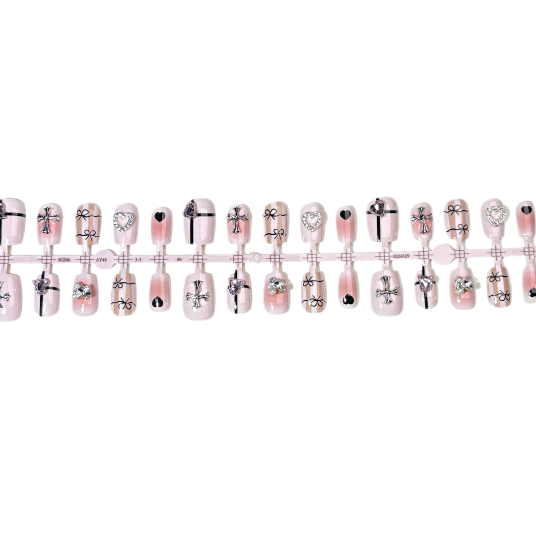 Glamouröses Press-On Nail Set mit stilvollen Verzierungen