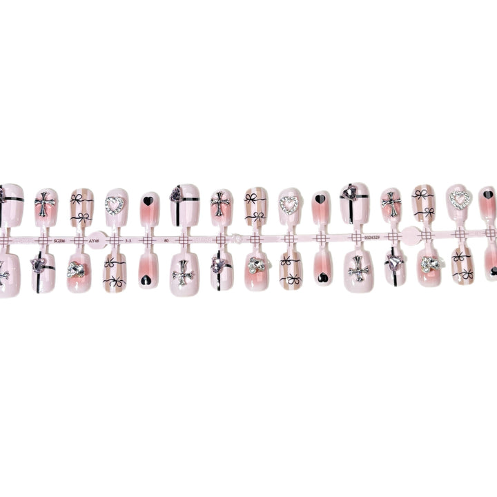 Glamouröses Press-On Nail Set mit stilvollen Verzierungen