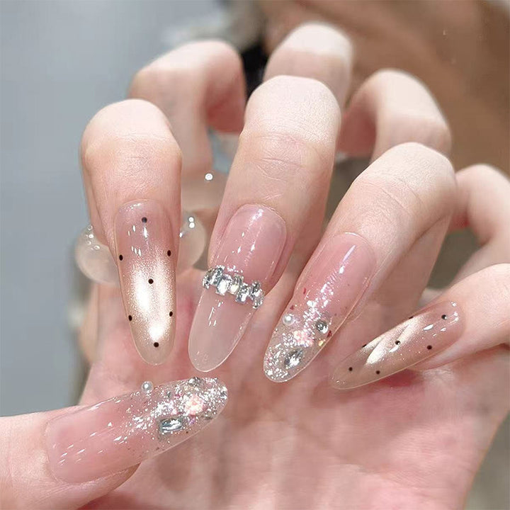 Kunstnagelset mit eleganten Glitzerakzenten Karnz