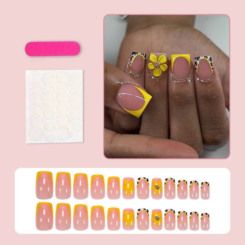 Kunstnagelset mit fröhlichen Blumen- und Tiermotiven Karnz