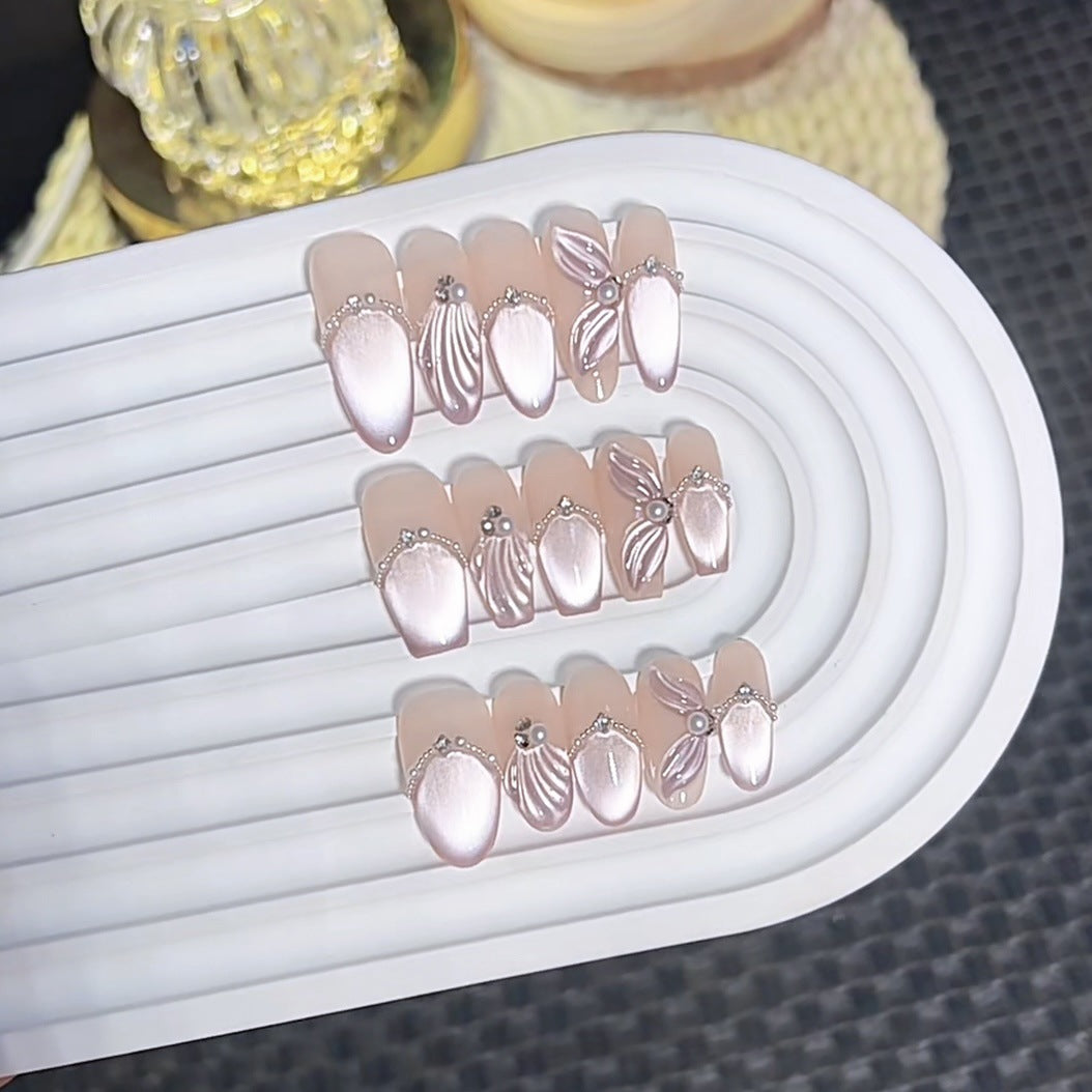 Dekorativer Press-On-Nagelset mit eleganten Verzierungen Karnz