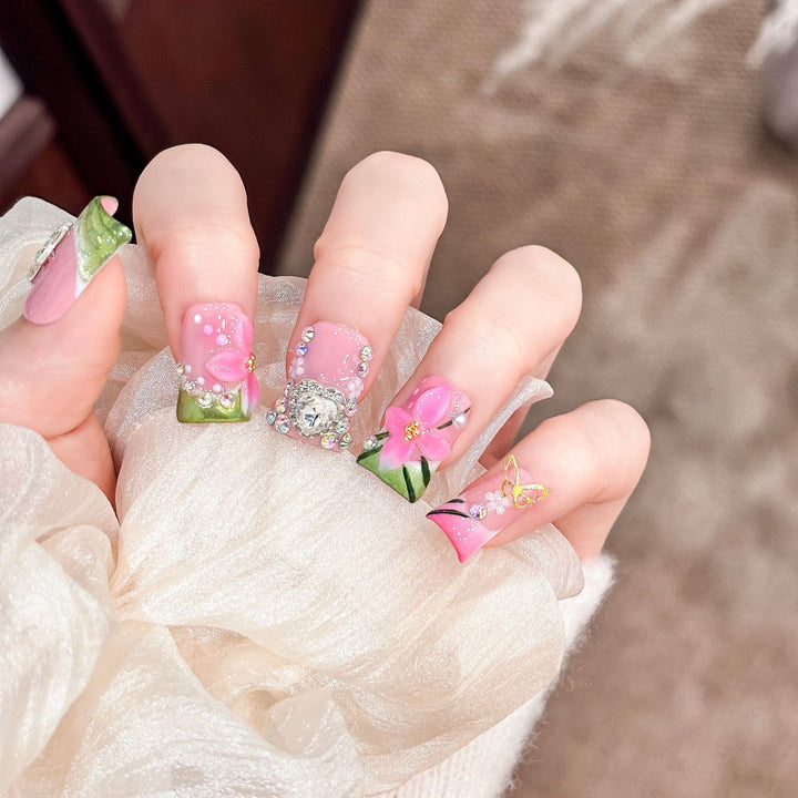 Dekorative florale Druck-Nagelverzierungen