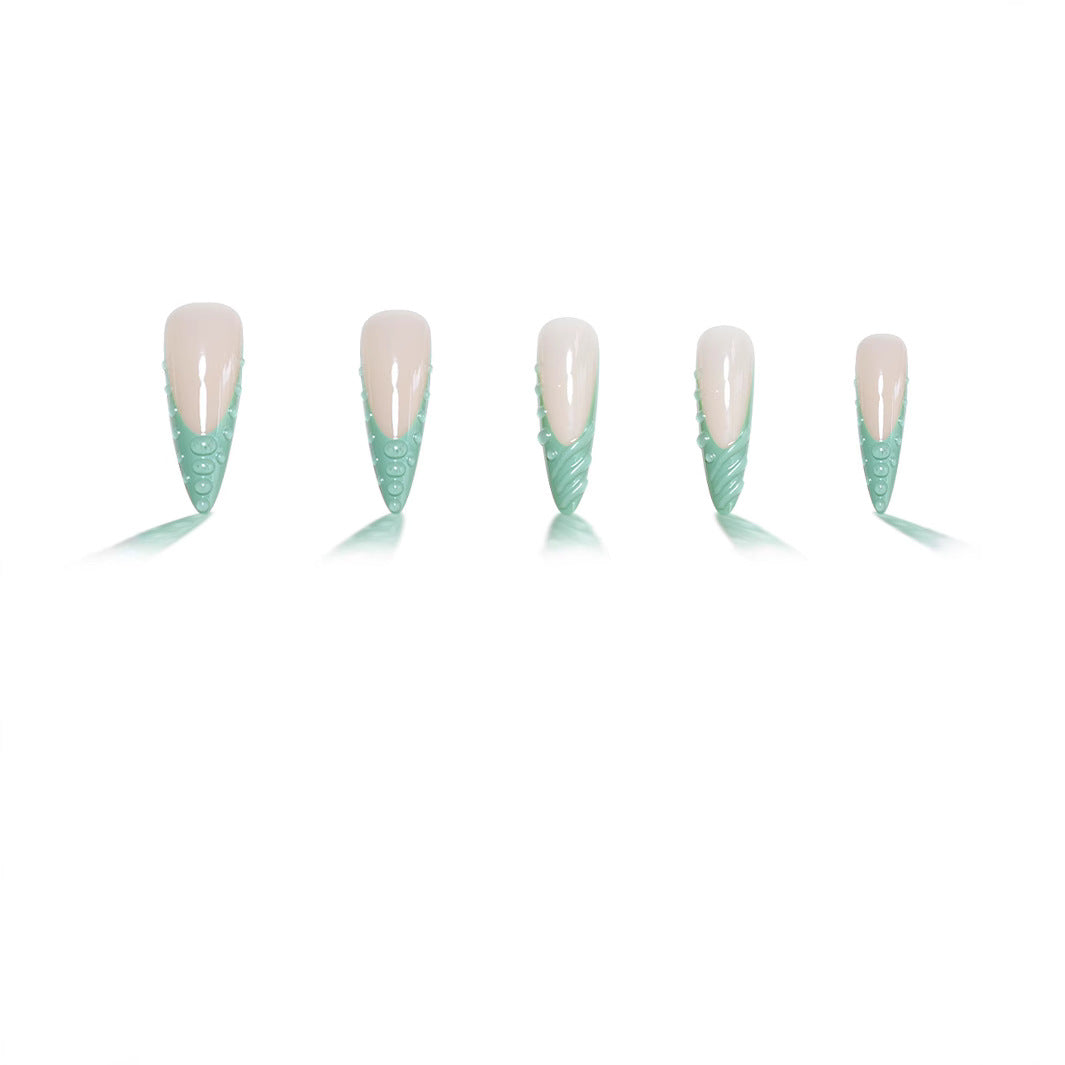Aufwendige 3D-skulptierte Nagelverzierungen Karnz