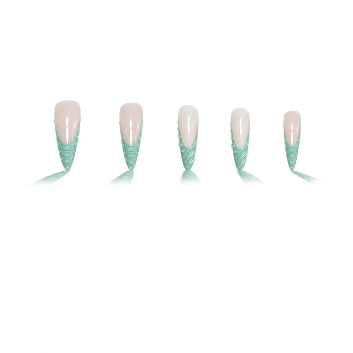 Aufwendige 3D-skulptierte Nagelverzierungen Karnz