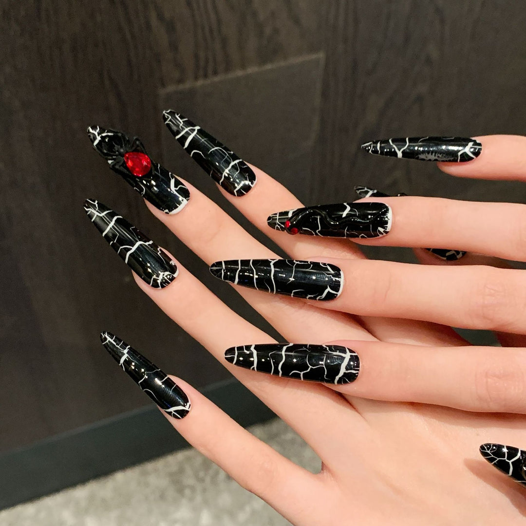 Künstlerisches Druck-Nagelset mit modernem schwarzem Marmor-Design