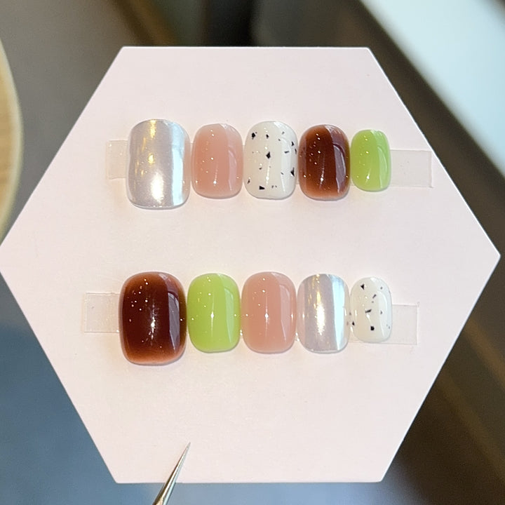 Kunstnägel mit Modernem Design und Abwechslungsreichen Akzenten Karnz