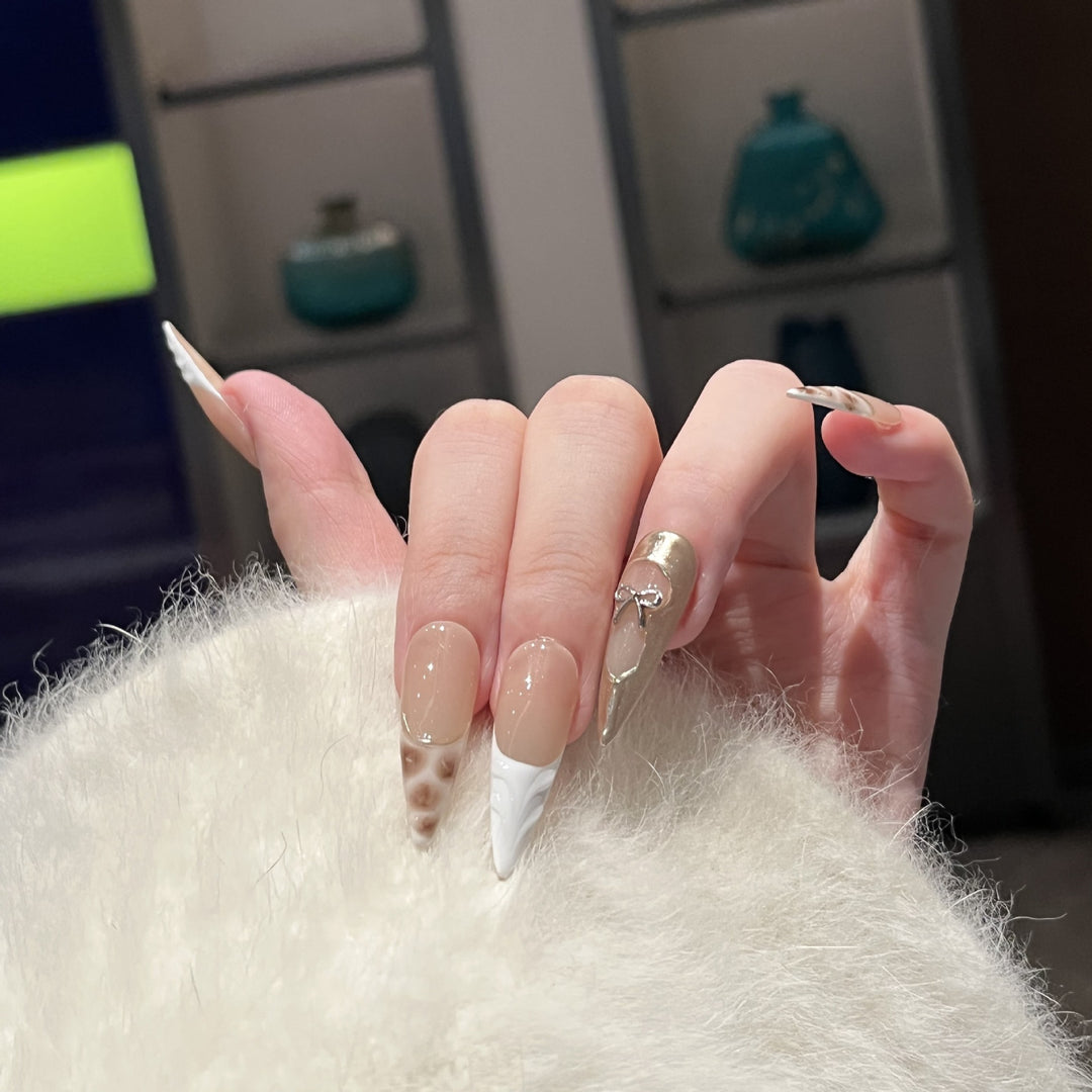 Dekoratives Stiletto Press-On Nagelkunst-Set mit einzigartigen Designelementen Karnz