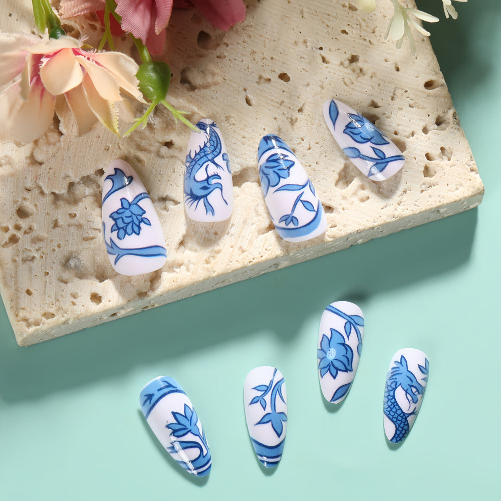 Kunstnägel im floralen und maritimen Design Karnz