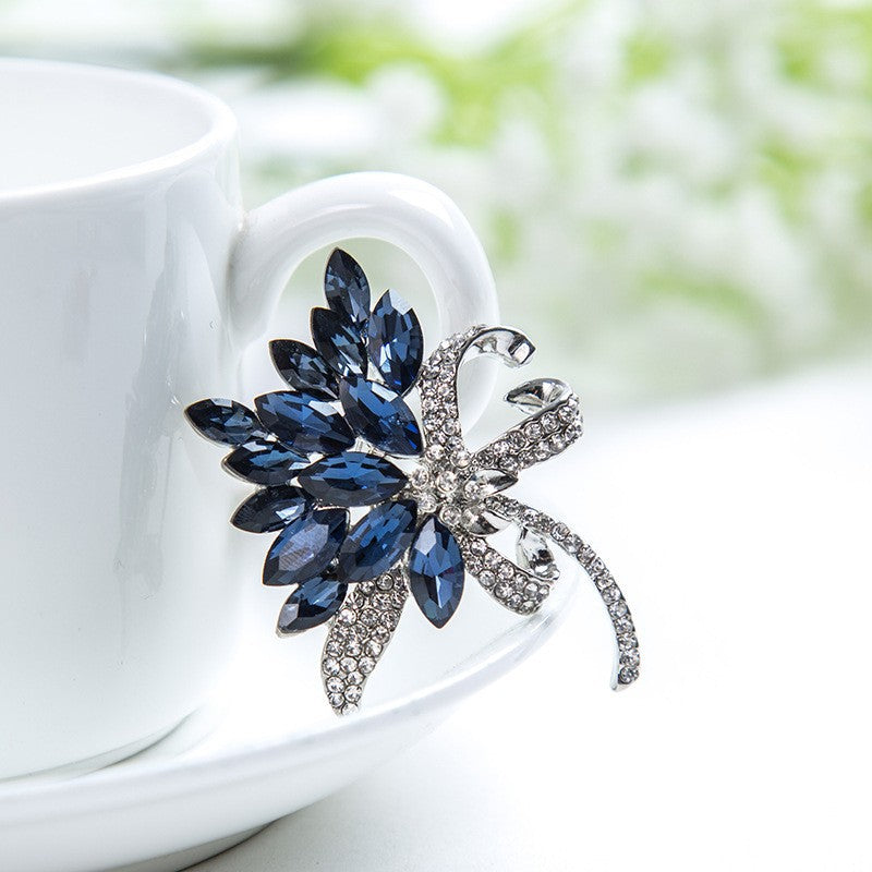 Funkelnde Brosche mit Floralen Design Karnz